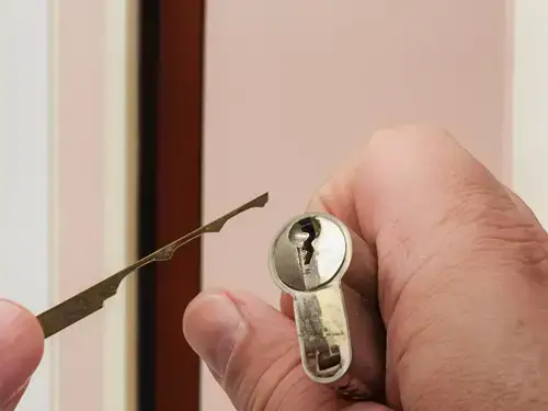 Schlüsselnotdienst Hannover: zerstörungsfreie Türöffnung per Lockpicking am Profilzylinder – schonende Öffnung ohne Beschädigung