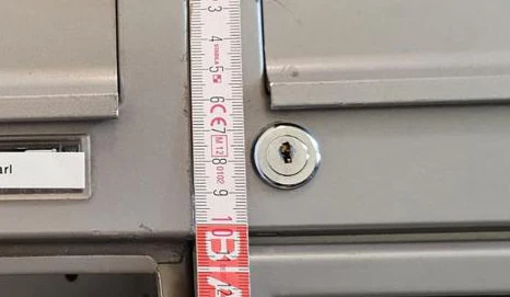 Briefkastenschloss wird vermessen