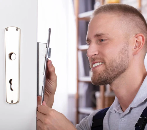 Defektes Einsteckschloss mit Riegelbruch nach Türöffnung