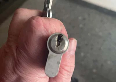 Verklebtes Schloss Austausch an Haustür